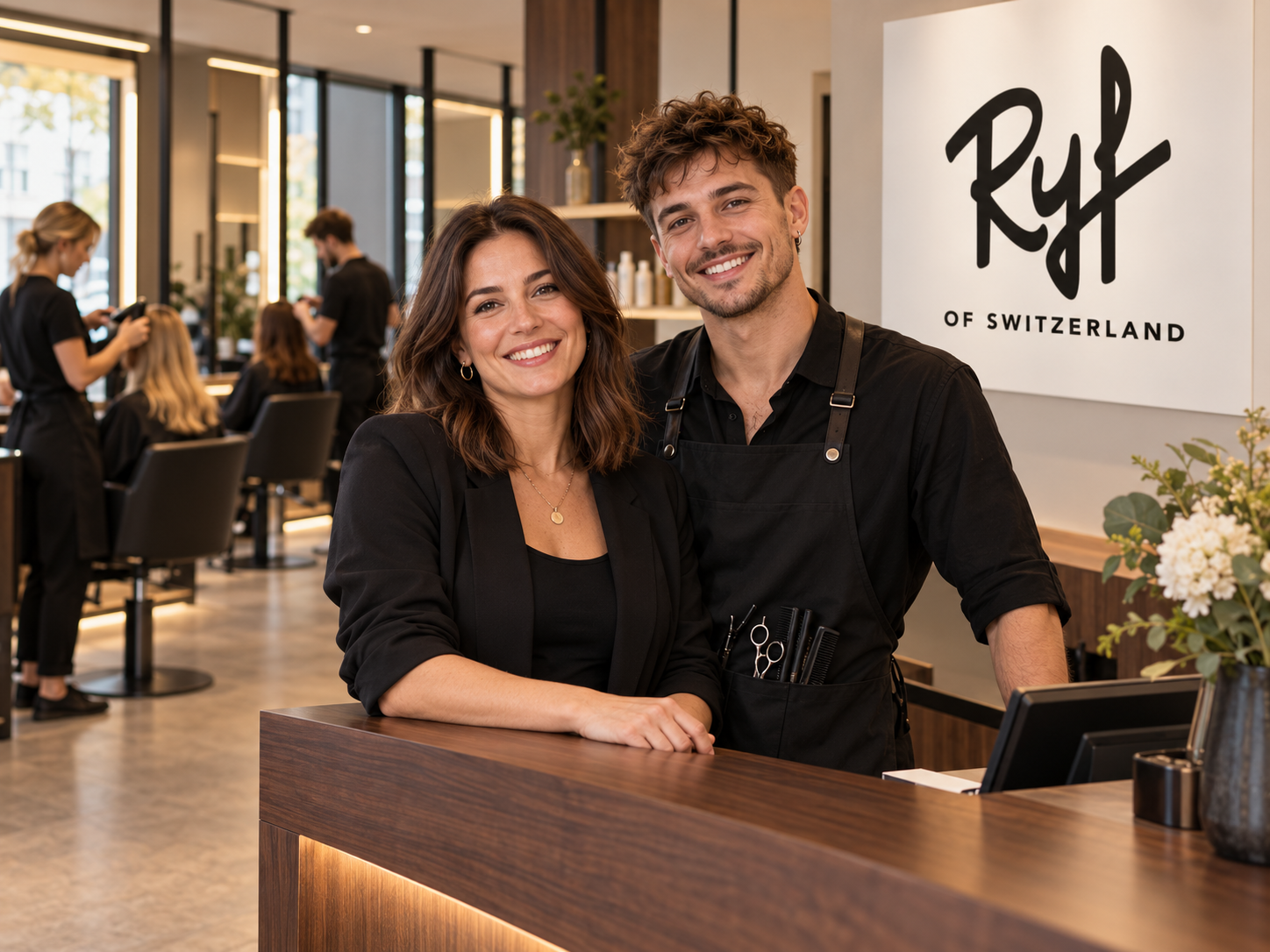 Heller Salon mit Friseurstühlen und großen Spiegeln